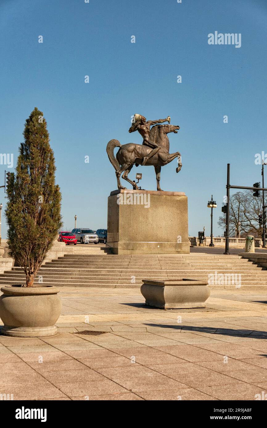 Il Bowman è una statua di bronzo situata a Chicago, Stati Uniti, all'incrocio tra Congress Drive e Michagan Ave. Vicino a Grant Park. Foto Stock