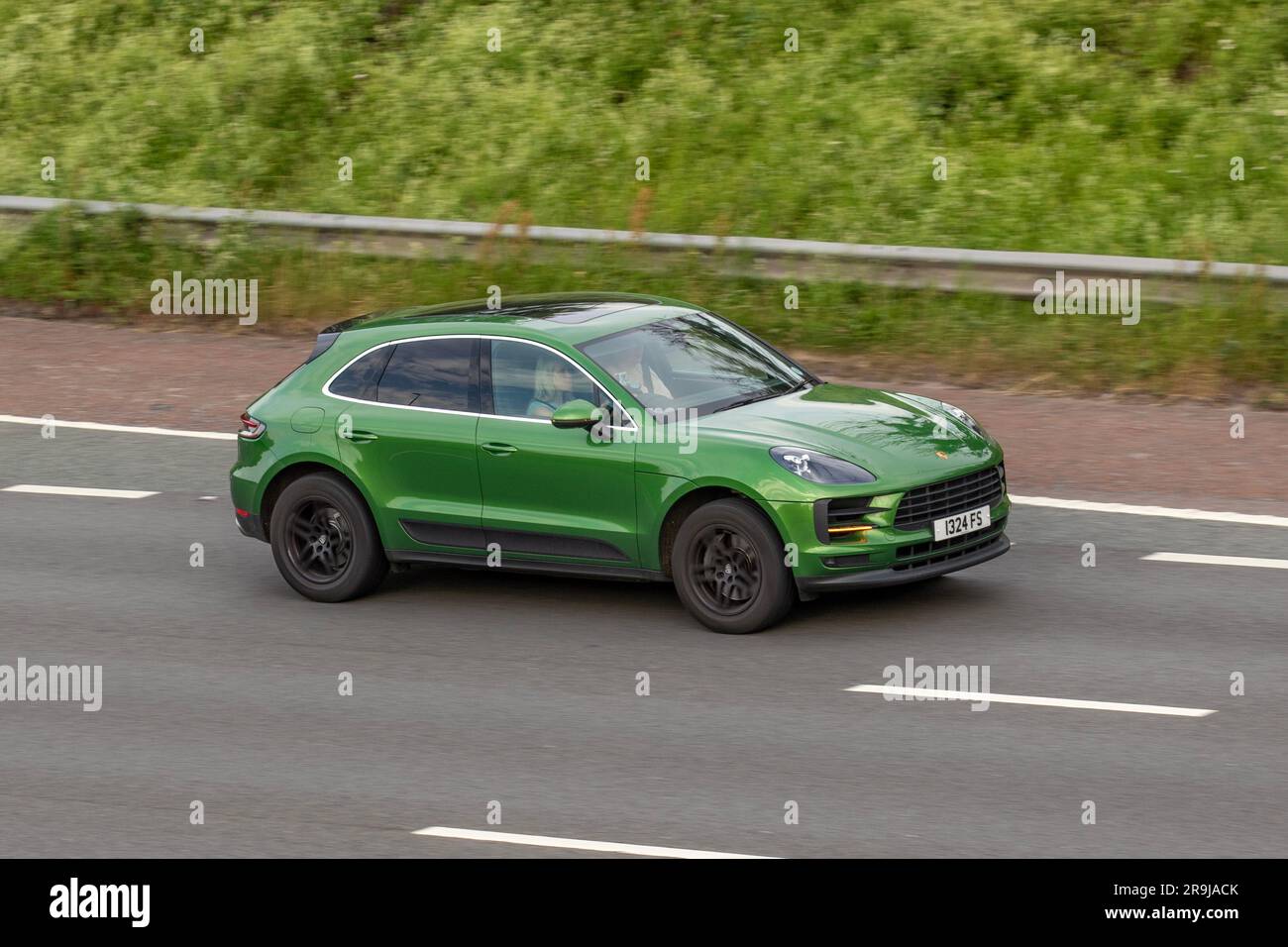 2019 Green Porsche Macan S S-AV6 PDK Auto Start/Stop Car SUV benzina 2995 cc; viaggia a velocità sostenuta sull'autostrada M6 a Greater Manchester, Regno Unito Foto Stock