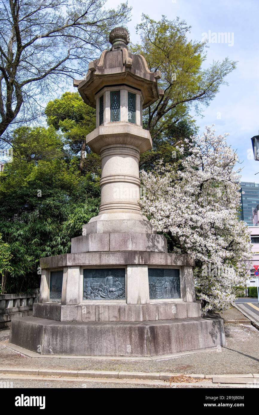 Tokyo, Giappone-aprile 2023; vista ad angolo ridotto della lanterna di pietra con cui sono scolpiti i rilievi navali delle scene di battaglia del Giappone imperiale, parte dello stile shintoista Foto Stock