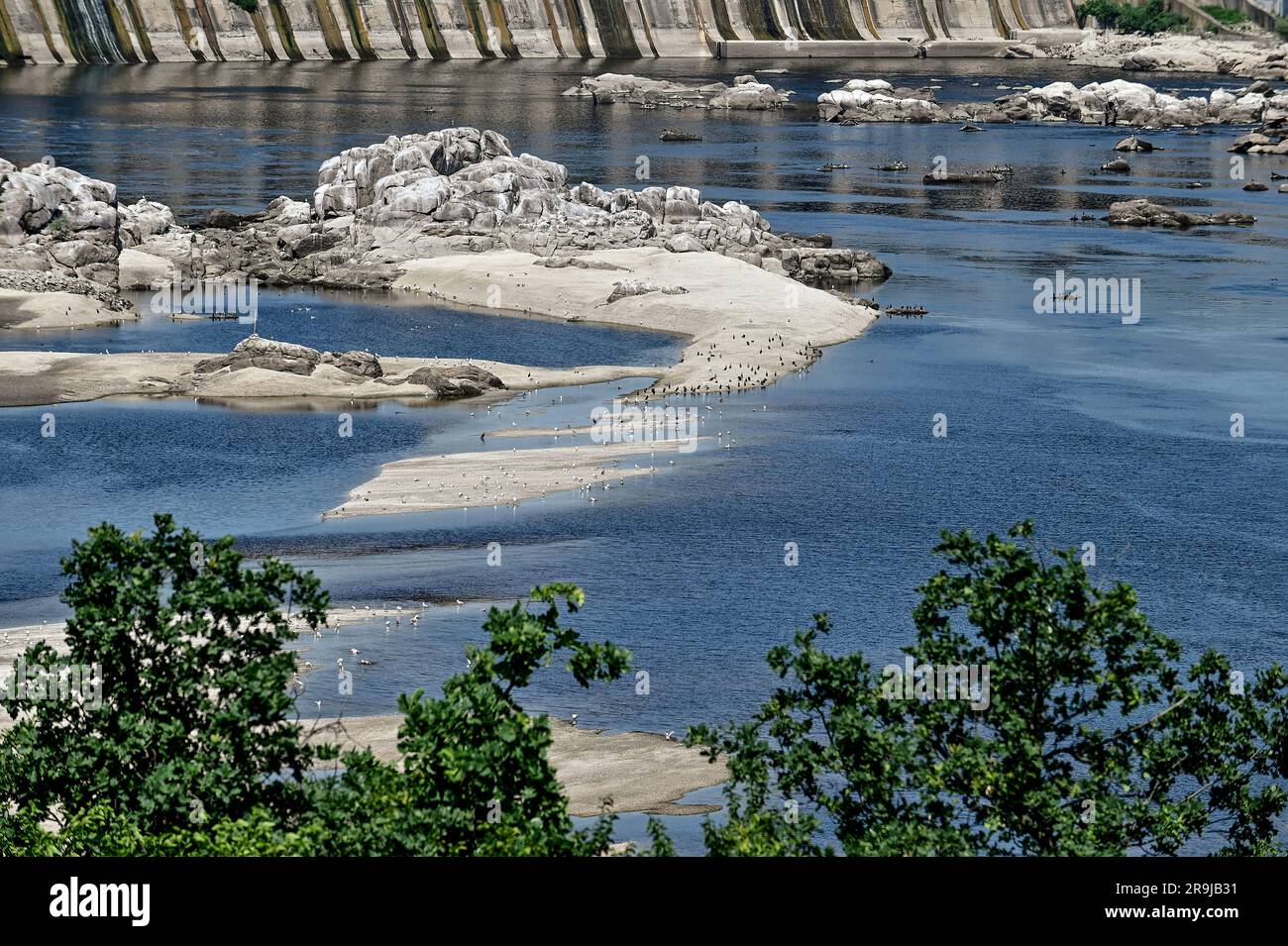 ZAPORIZZHIA, UCRAINA - 20 GIUGNO 2023 - Isole esposte a causa della distruzione della diga del Kakhovka HPP sul fiume Dnipro, sotto la diga del Dnipro HPP, Zaporizhzhia, Ucraina sud-orientale Foto Stock