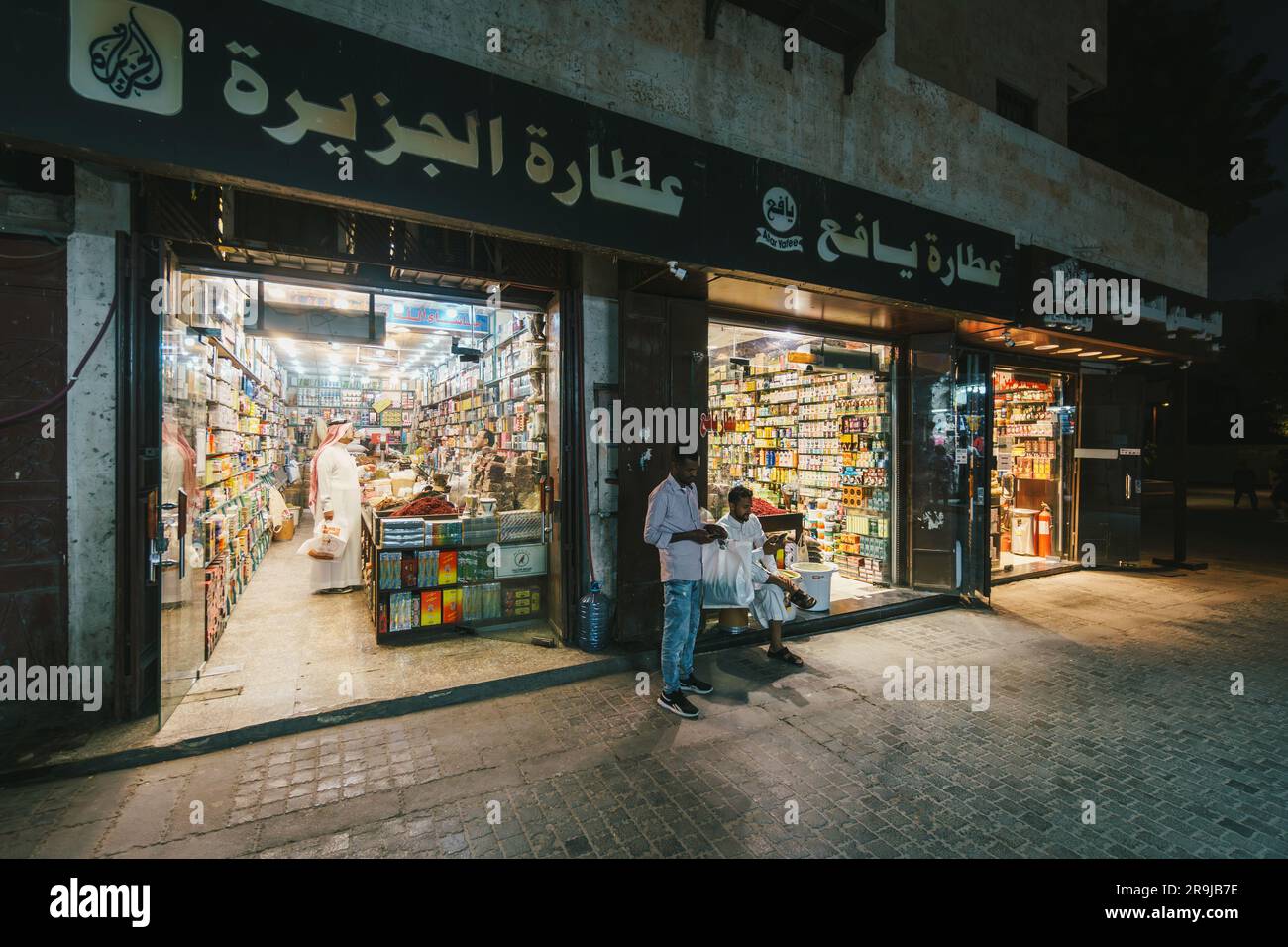 Jeddah, Arabia Saudita - gennaio 26 2023: Due negozianti attendono il cliente nella città vecchia di Gedda al-Balad Souq in Arabia Saudita di notte Foto Stock