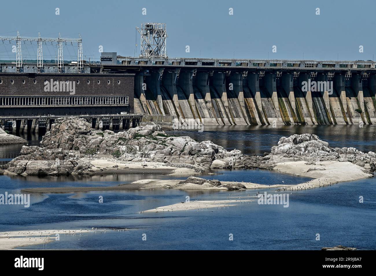 ZAPORIZZHIA, UCRAINA - 20 GIUGNO 2023 - Isole esposte a causa della distruzione della diga del Kakhovka HPP sul fiume Dnipro, sotto la diga del Dnipro HPP, Zaporizhzhia, Ucraina sud-orientale Foto Stock