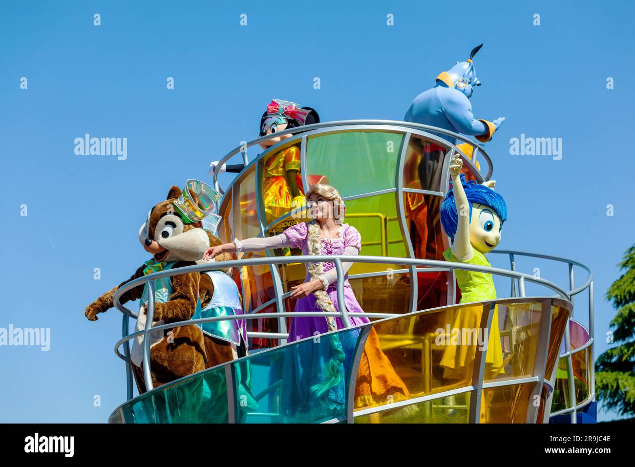 Parigi, Francia - 02 giugno 2023: Spettacolo eseguito al mattino nella piazza centrale in occasione del trentesimo anniversario. Personaggi e principesse sul galleggiante della parata. Foto Stock