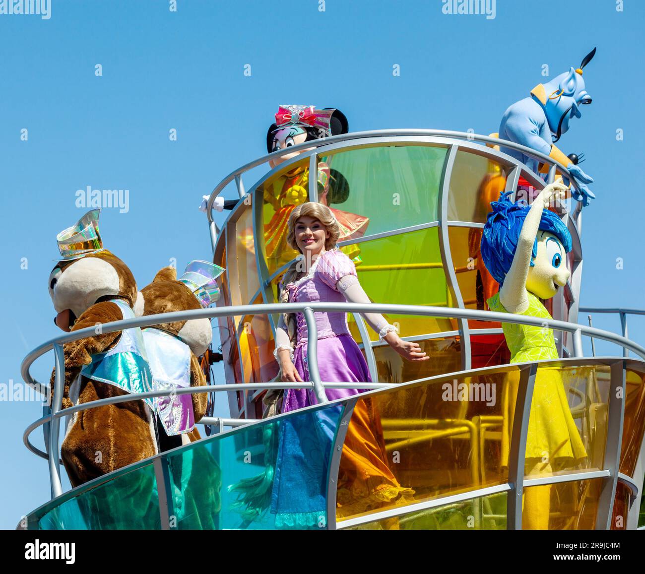 Parigi, Francia - 02 giugno 2023: Spettacolo eseguito al mattino nella piazza centrale in occasione del trentesimo anniversario. Personaggi e principesse sul galleggiante della parata. Foto Stock