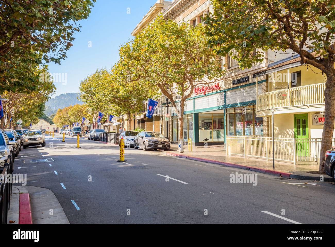 Vista di Alvarado Street, la strada principale del centro di Monterey, in una mattinata di sole Foto Stock