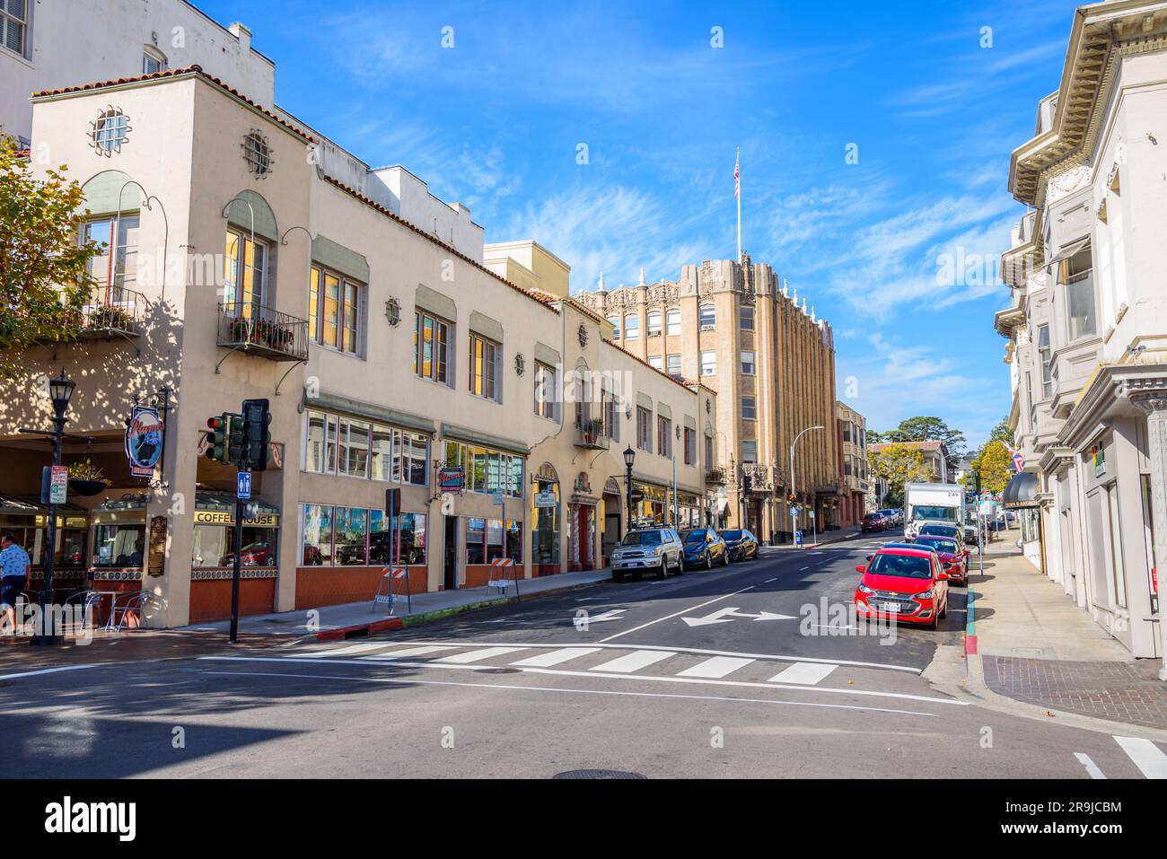 Vista di Franklin Street nel centro di Monterey in una mattinata di sole Foto Stock
