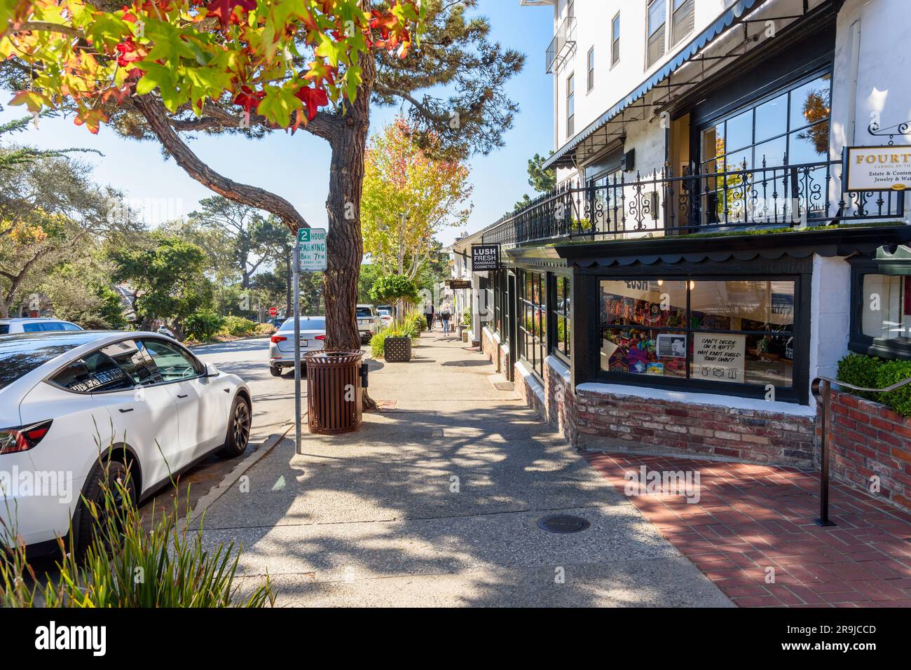 Carmel-by-the-Sea, CA - 18 ottobre 2022: Persone che passeggiano lungo Ocean avenue in un pomeriggio di sole. Ocean Avenue è la strada principale del centro di Carmel. Foto Stock