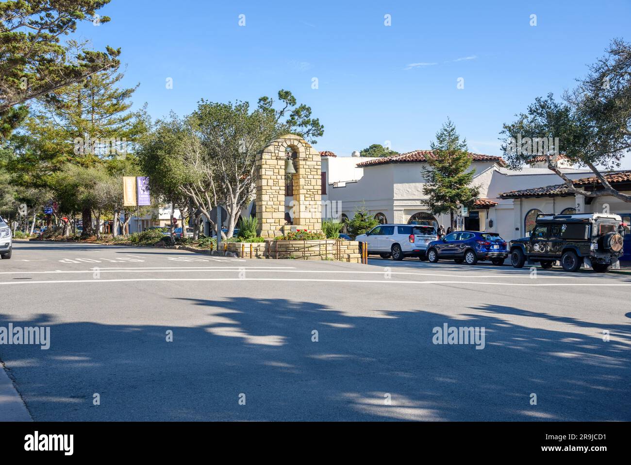 Carmel-by-the-Sea, CA - 18 ottobre 2022: Vista del campanile commemorativo della prima guerra mondiale a Ocean Avenue e San Carlos Street nel centro città. Foto Stock