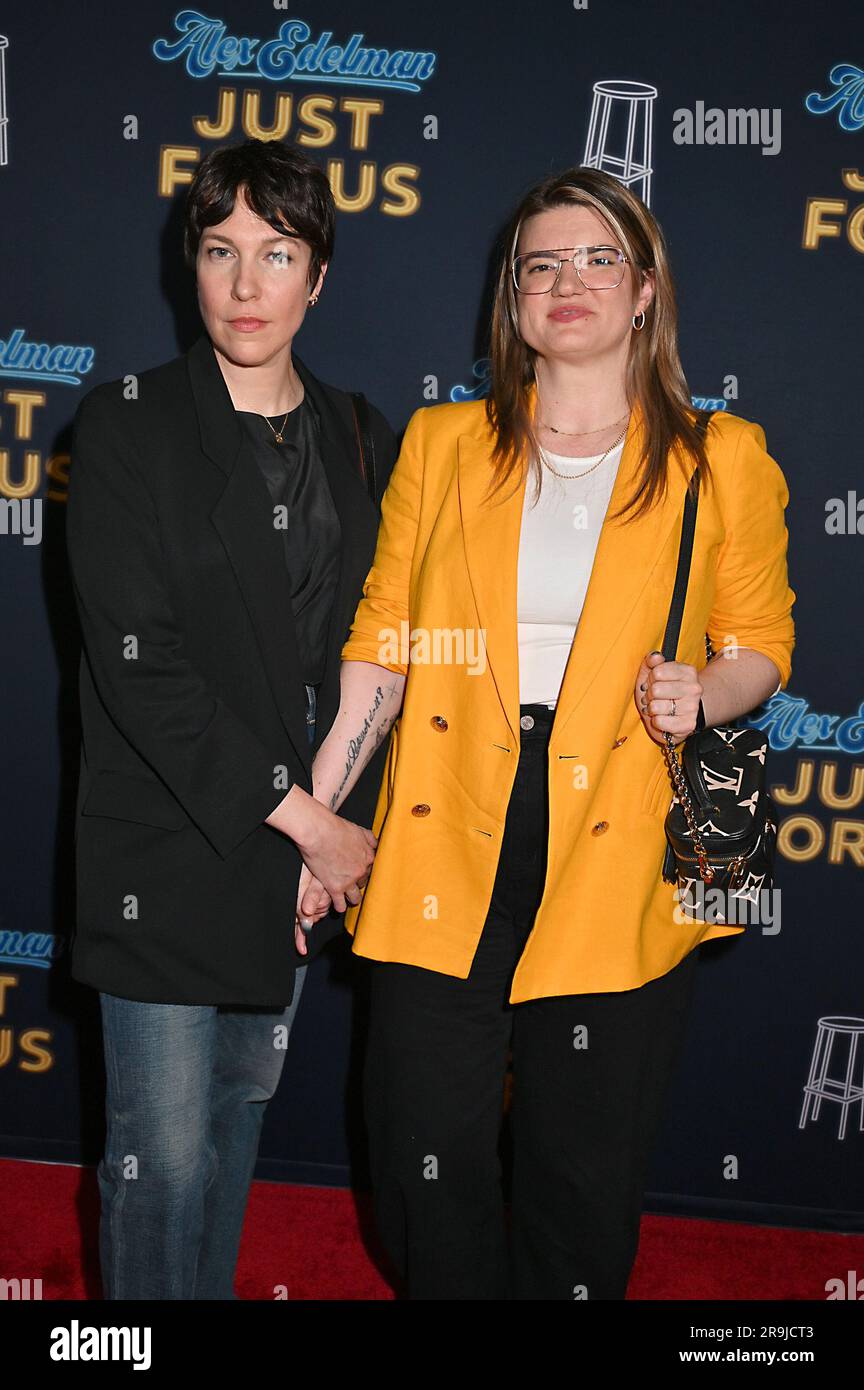 Rebecca Henderson e Leslye Hyland partecipano alla serata di apertura di Alex Edelman'Just for Us' Broadway all'Hudson Theatre di New York, New York, USA il 26 giugno 2023. Robin Platzer/ Twin Images/ Credit: SIPA USA/Alamy Live News Foto Stock