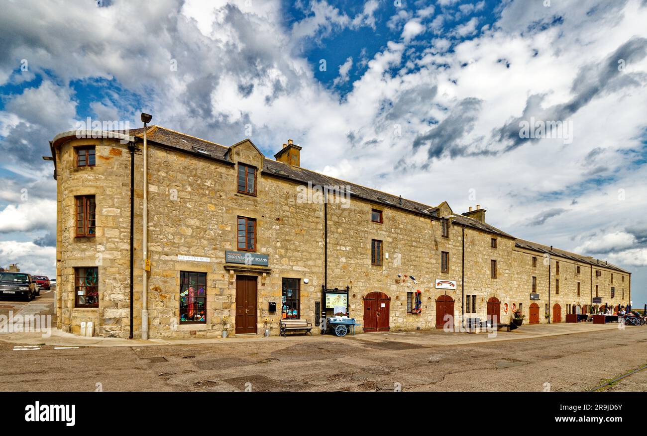 Lossiemouth Moray Scotland Pitgaveny Street ha restaurato gli edifici del porto o del porticciolo e i negozi e il caffè Harbour Lights all'inizio dell'estate Foto Stock