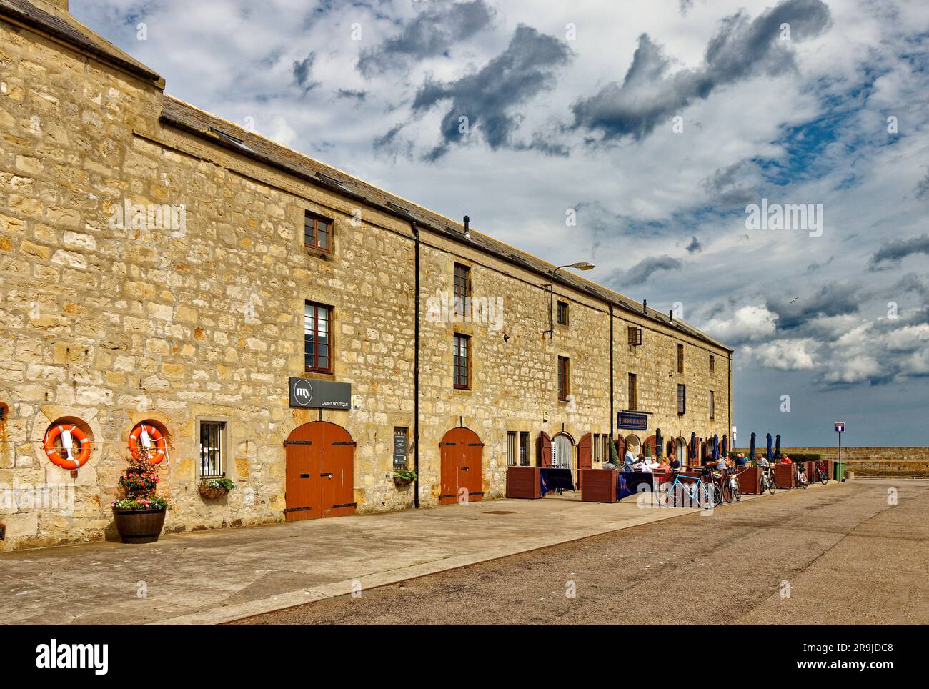 Lossiemouth Moray Scotland ha restaurato gli edifici del porto o del porticciolo e il caffè Harbour Lights all'inizio dell'estate Foto Stock