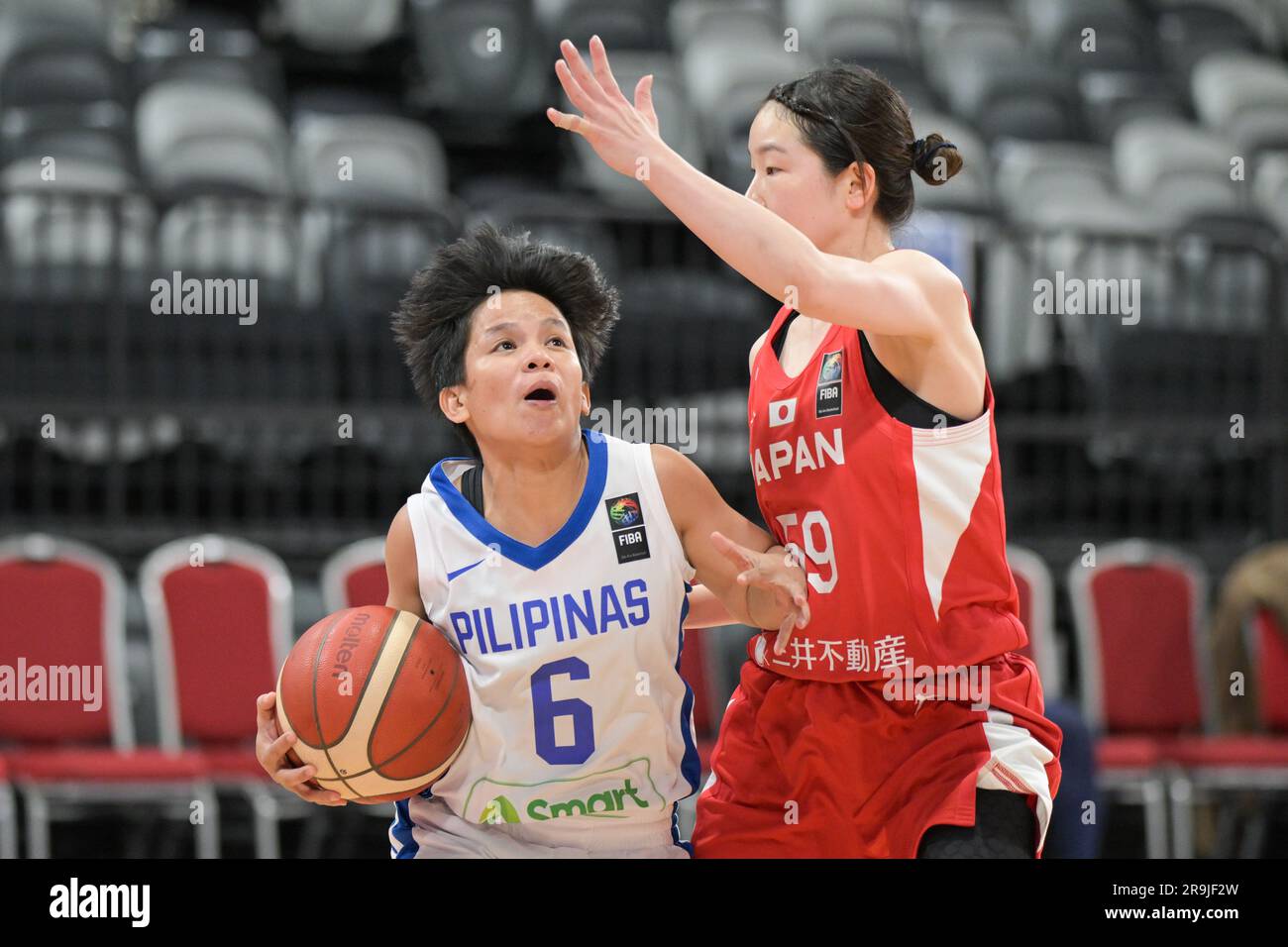 Sydney, Australia. 27 giugno 2023. France Cabinbin (L) della squadra di pallacanestro femminile delle Filippine e Anri Hoshi (R) della squadra di pallacanestro femminile del Giappone hanno visto in azione durante la partita della FIBA Women's Asia Cup Division A del 2023 tra Filippine e Giappone al Quay Centre. Punteggio finale; Giappone 95:57 Filippine. Credito: SOPA Images Limited/Alamy Live News Foto Stock