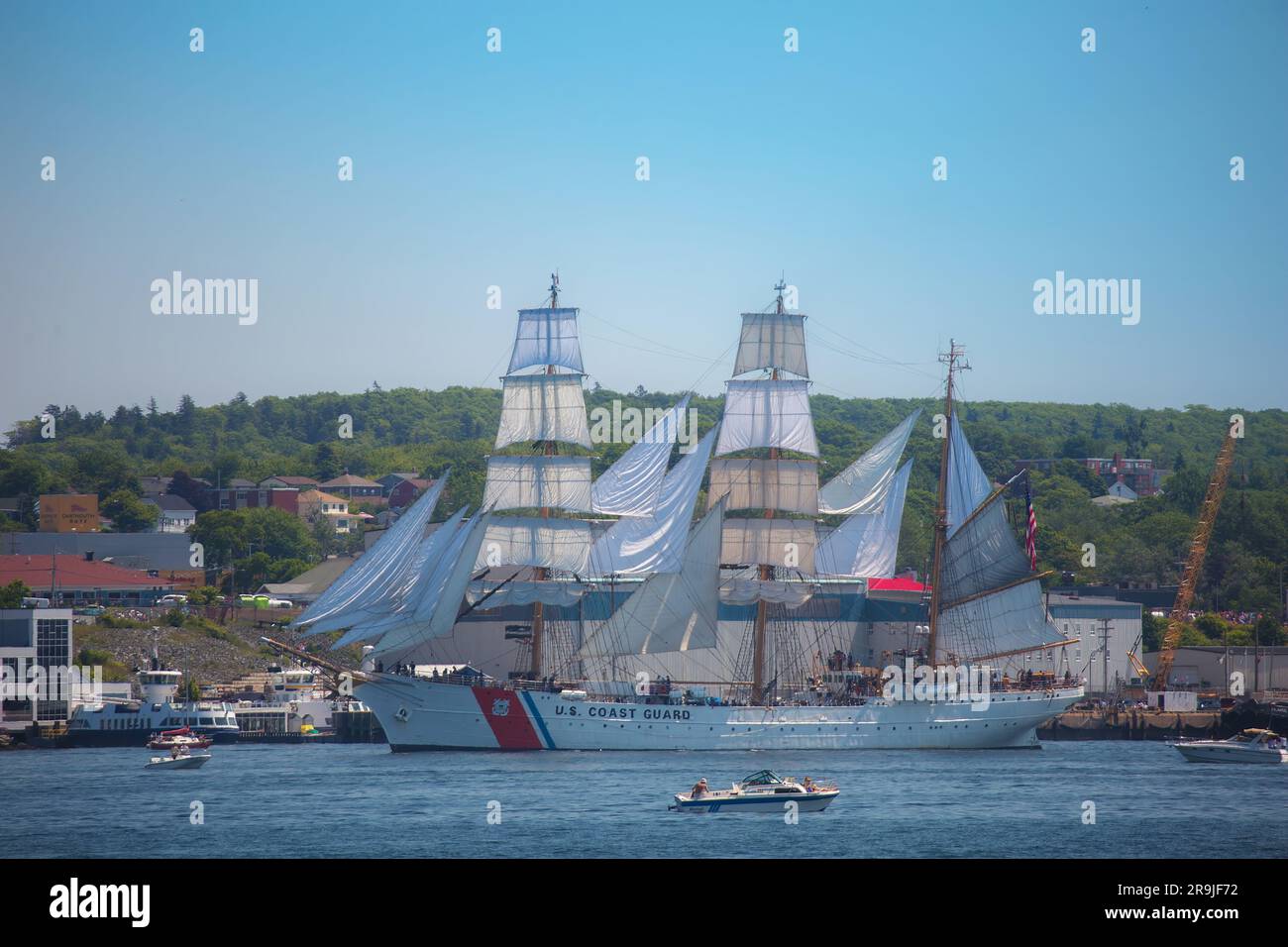 US Coast Guard AS Tall Ships che partecipa a una sfilata di vele nell'ambito del Rendezvous 2017 ad Halifax il 1 agosto 2017 durante il festival Tall Ships. Foto Stock