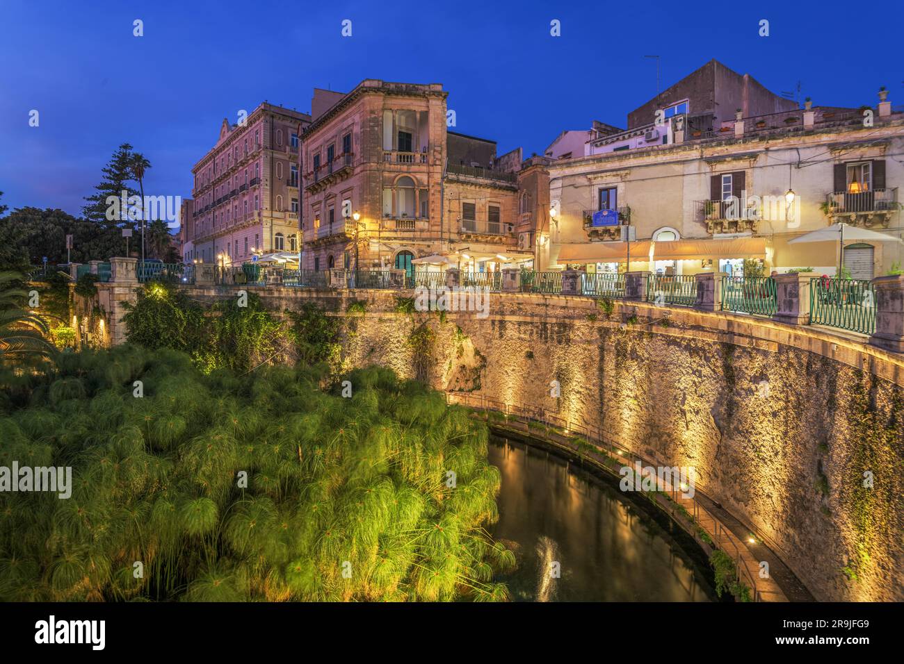 Siracusa, Sicilia, Italia con la Fontana di Arethusa al tramonto. Foto Stock