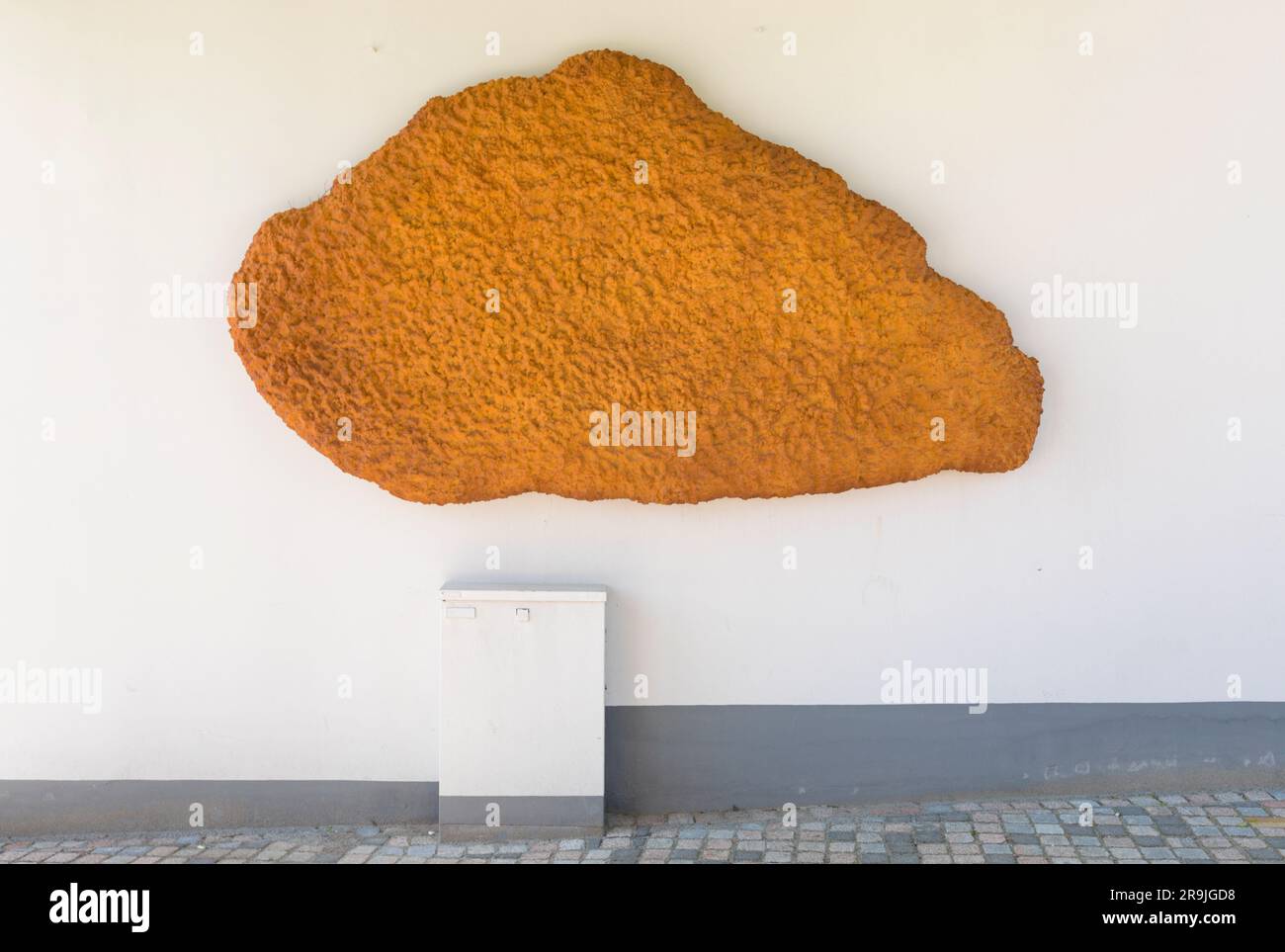 Aabenraa, Danimarca - 2 giugno 2022: Filetto di pesce gigante nel centro della città, opera d'arte realizzata con una stampante 3d dall'artista Torben Ribe nel 2022 Foto Stock