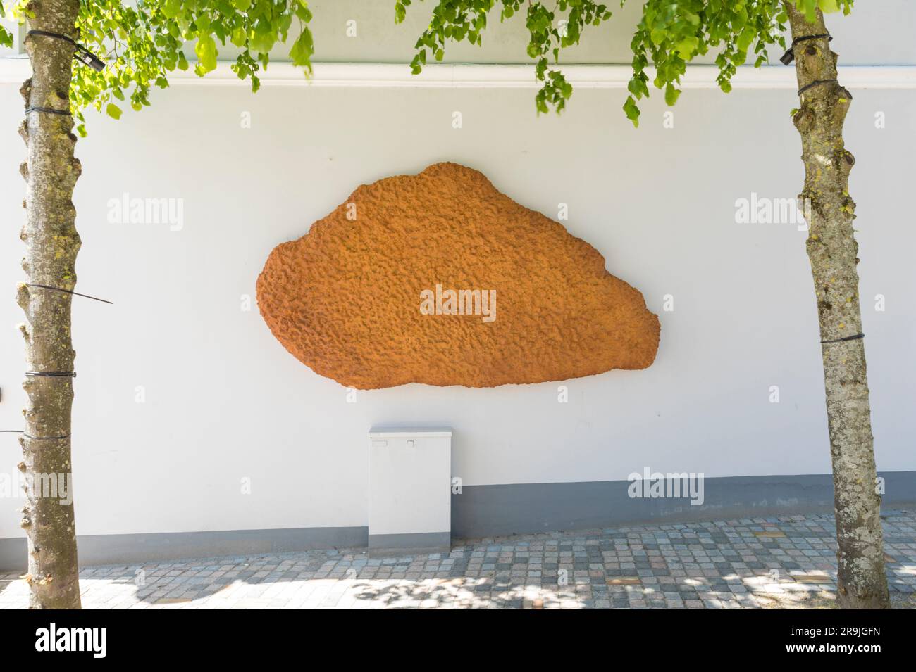 Aabenraa, Danimarca - 2 giugno 2022: Filetto di pesci giganti nel centro della città, opera d'arte realizzata con una stampante 3d dall'artista Torben Ribe nel 2022 Foto Stock