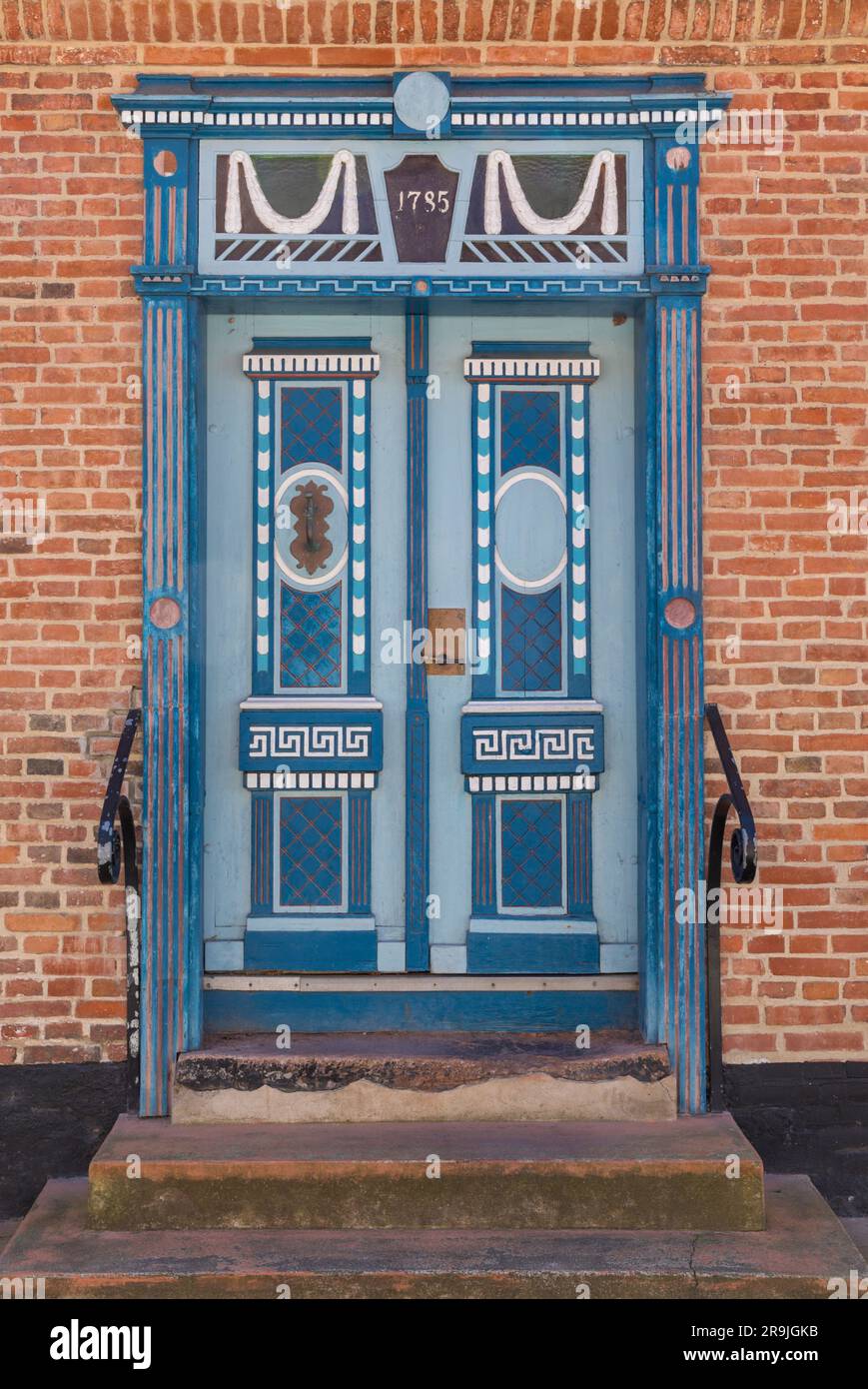 Porta in legno ornata su una casa del XVIII secolo ad Aabenraa, Danimarca Foto Stock