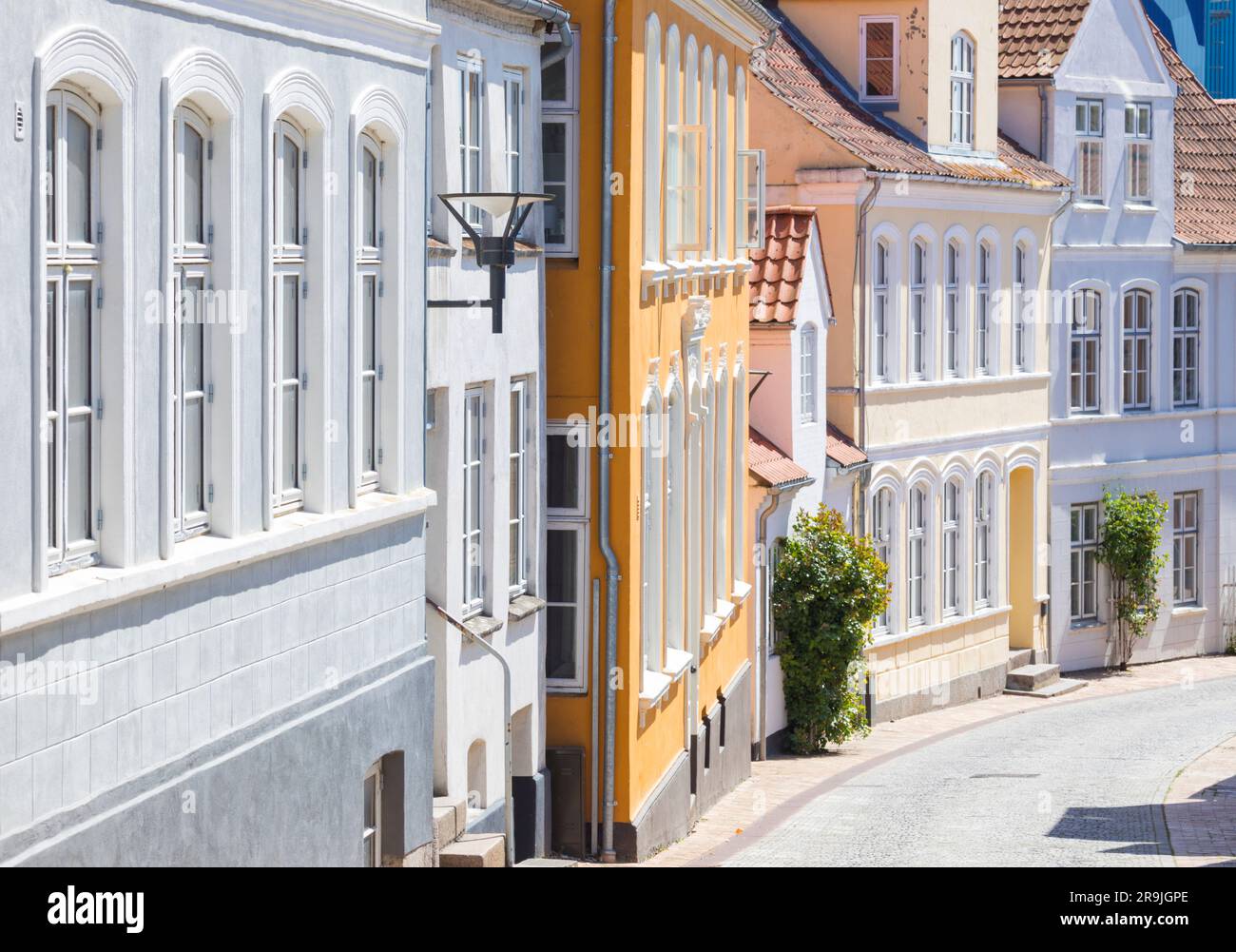 Facciate su una strada in pendenza nella città vecchia di Aabenraa, Danimarca Foto Stock