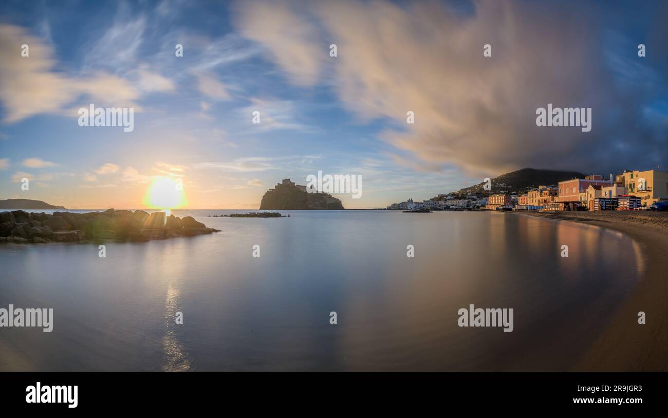 Ischia, Italia panorama del paesaggio costiero al mattino presto. Foto Stock