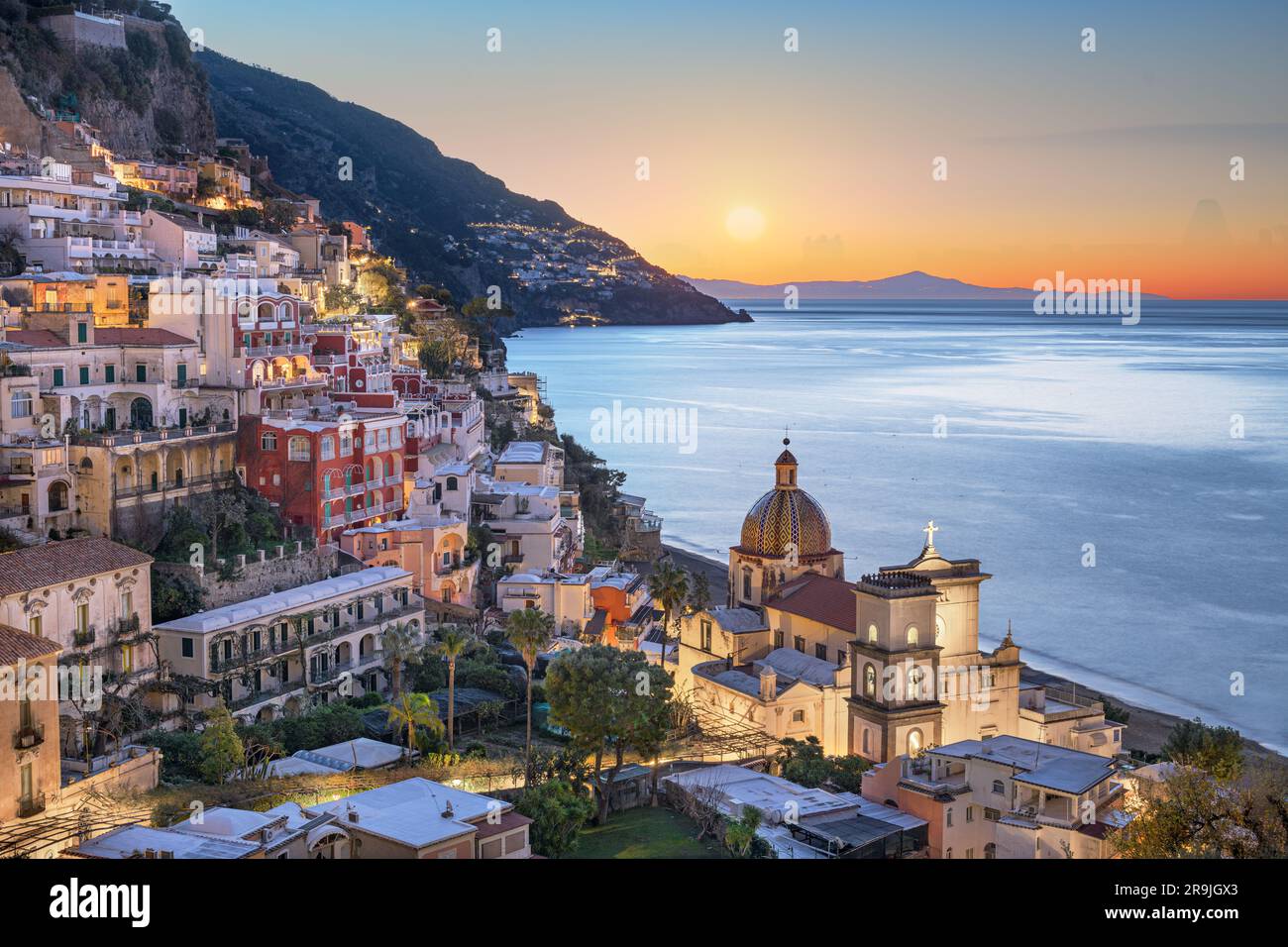 Positano, Italia lungo la Costiera Amalfitana al crepuscolo. Foto Stock
