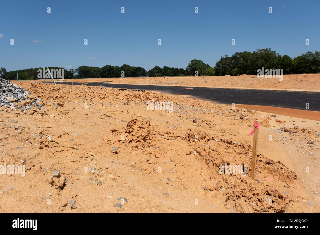Strada asfaltata installata in una nuova suddivisione residenziale Foto Stock
