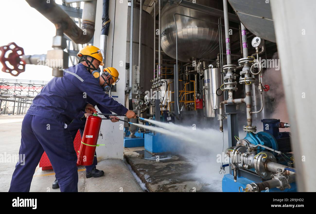 HUAI'AN, CINA - 27 GIUGNO 2023 - i vigili del fuoco eseguono un'esercitazione di emergenza durante un pericoloso incendio di fughe chimiche nella città di Huai'an, provincia di Jiangsu, chi Foto Stock