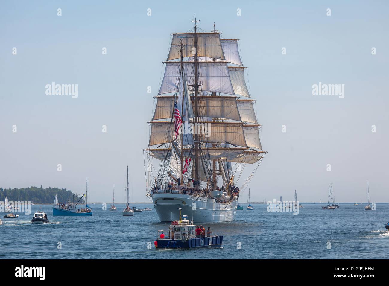 Eagle at Tall Ships che partecipa a una sfilata di vele nell'ambito del Rendezvous 2017 ad Halifax martedì 1 agosto 2017 durante il festival Tall Ships, Foto Stock