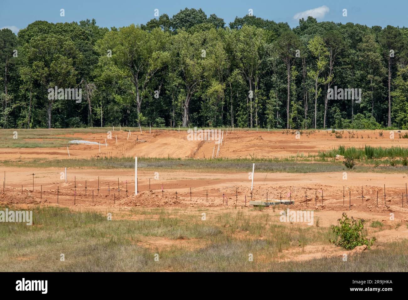 Montanti metallici per la linea di installazione del marciapiede una nuova strada di suddivisione Foto Stock