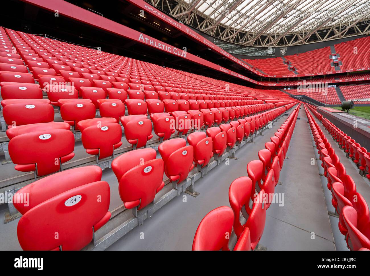 Presso l'arena tribunes of San Mames, lo stadio di casa ufficiale dell'FC Athletic Bilbao, Spagna Foto Stock
