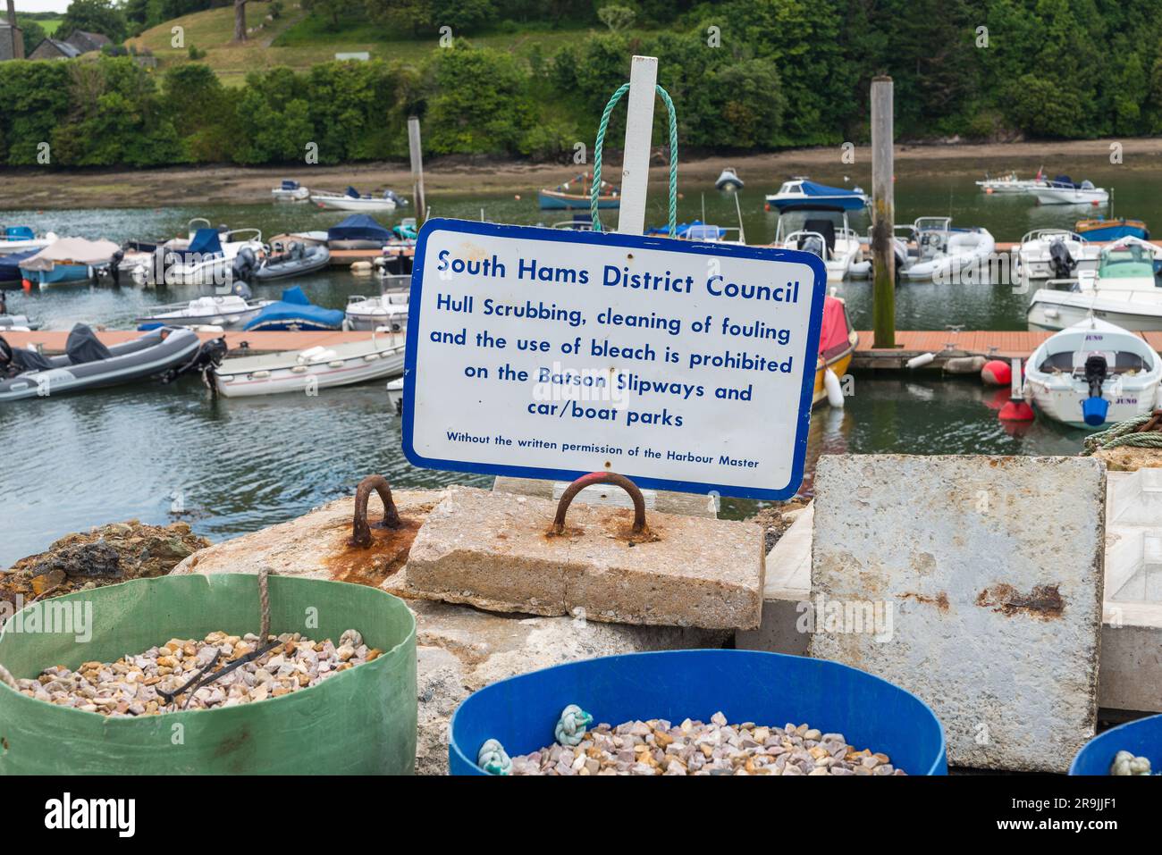 Cartello che proibisce lo scrubbing dello scafo, la pulizia delle incrostazioni e l'uso della candeggina sugli scafi delle barche sullo scalo di batson e nei parcheggi auto o barche a salcombe, Devon Foto Stock