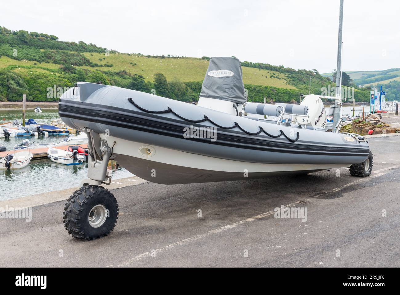 Barca anfibia Sealegs fuori dall'acqua a Salcombe, Devon, Inghilterra Foto Stock