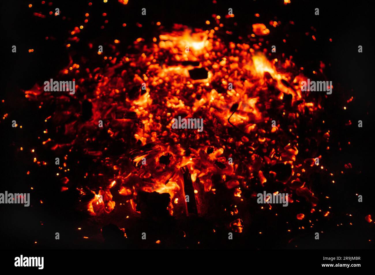 Sfondo sfocato di carboni brucianti in un braciere per barbecue, primo piano Foto Stock