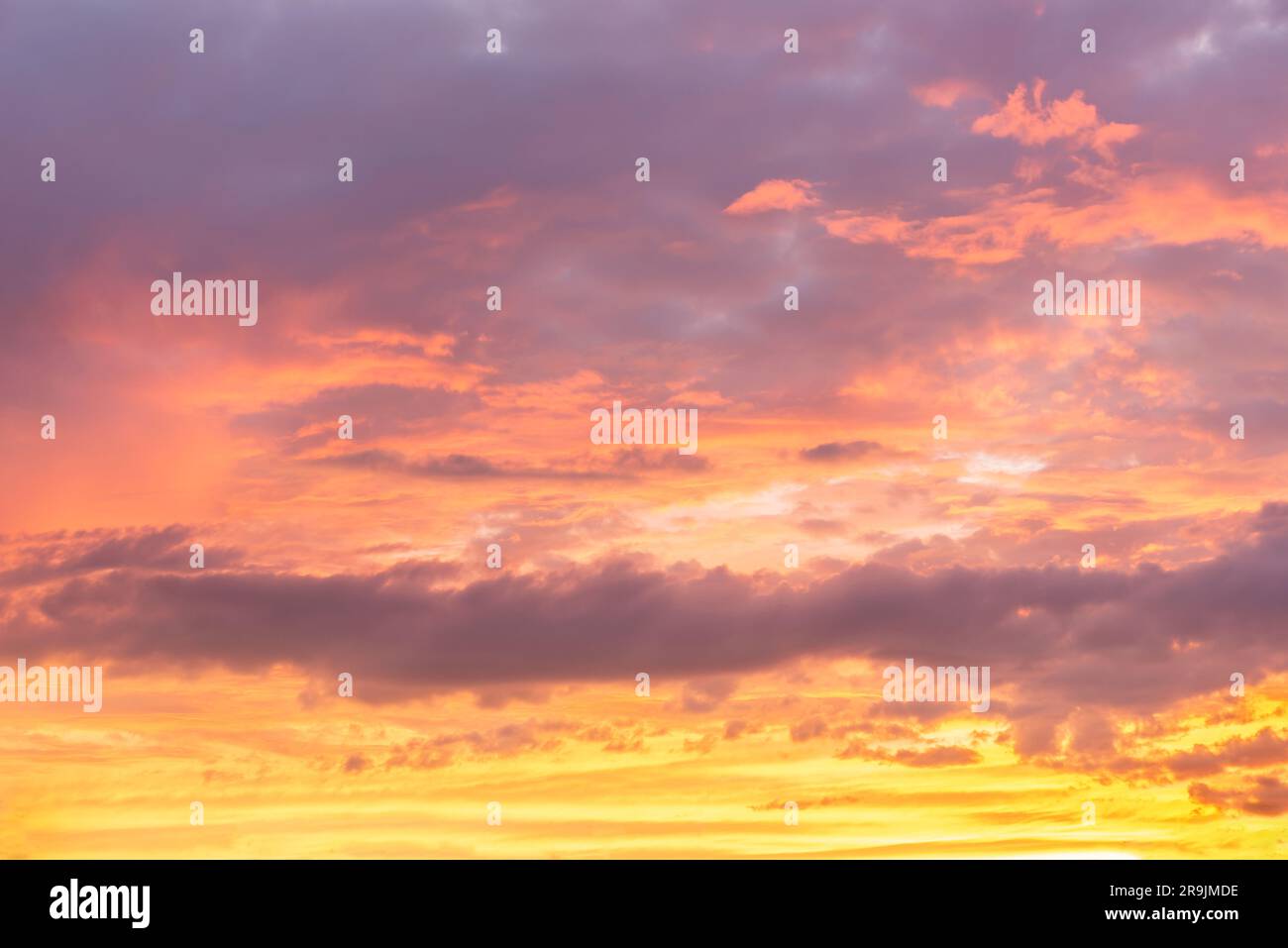 Bellissimo tramonto arancione con nuvole rosa, sostituzione del cielo, sfondo naturale Foto Stock