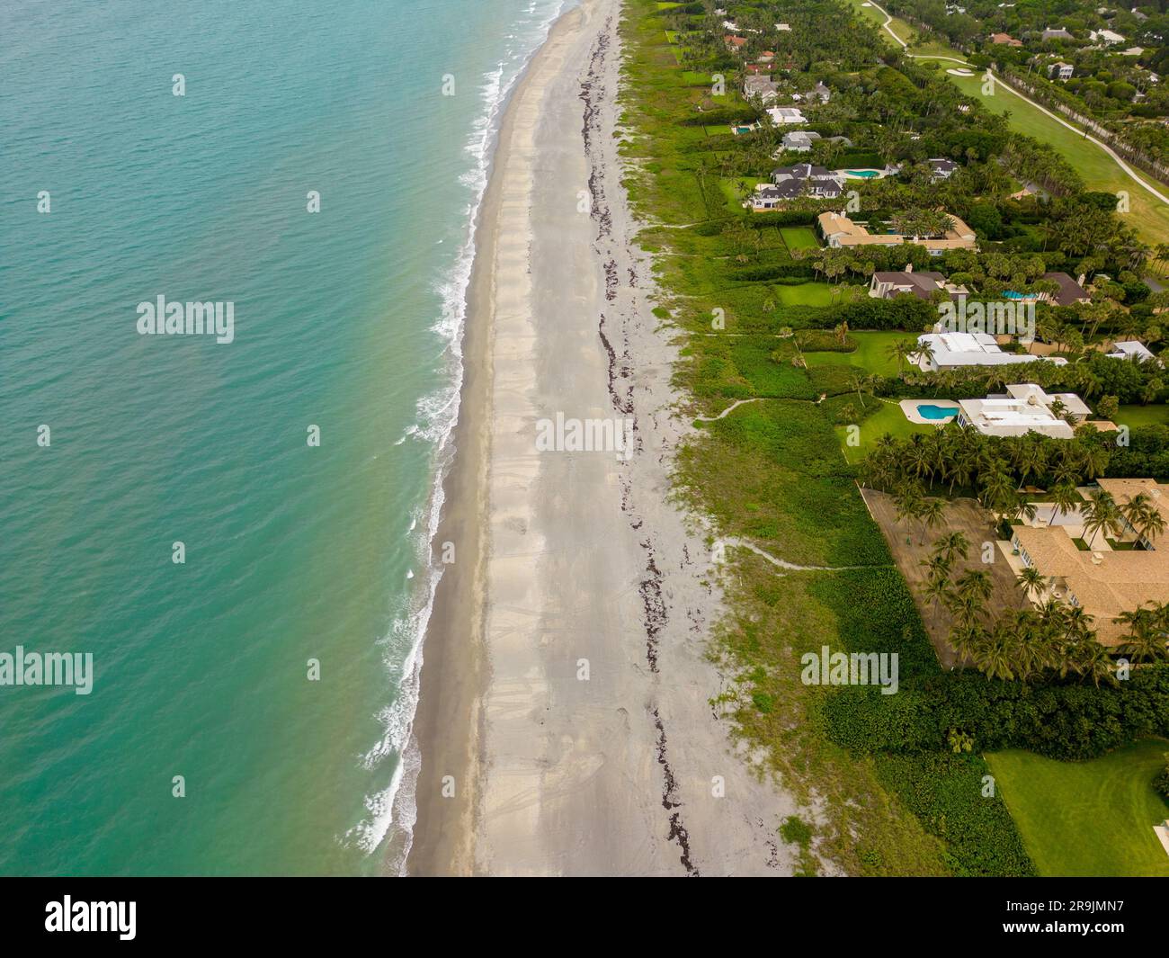 Stagione di nidificazione delle tartarughe Florida Loggerhead traccia sulla sabbia solstizio d'estate 2023 foto aerea Foto Stock