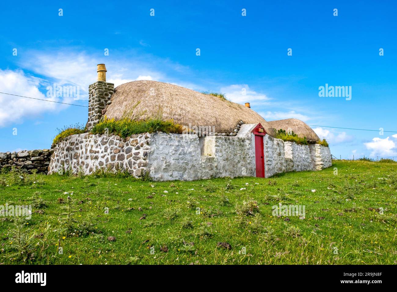 Casa nera tradizionale con tetto in paglia, Balevullin, Tiree, Ebridi interne, Scozia, REGNO UNITO Foto Stock