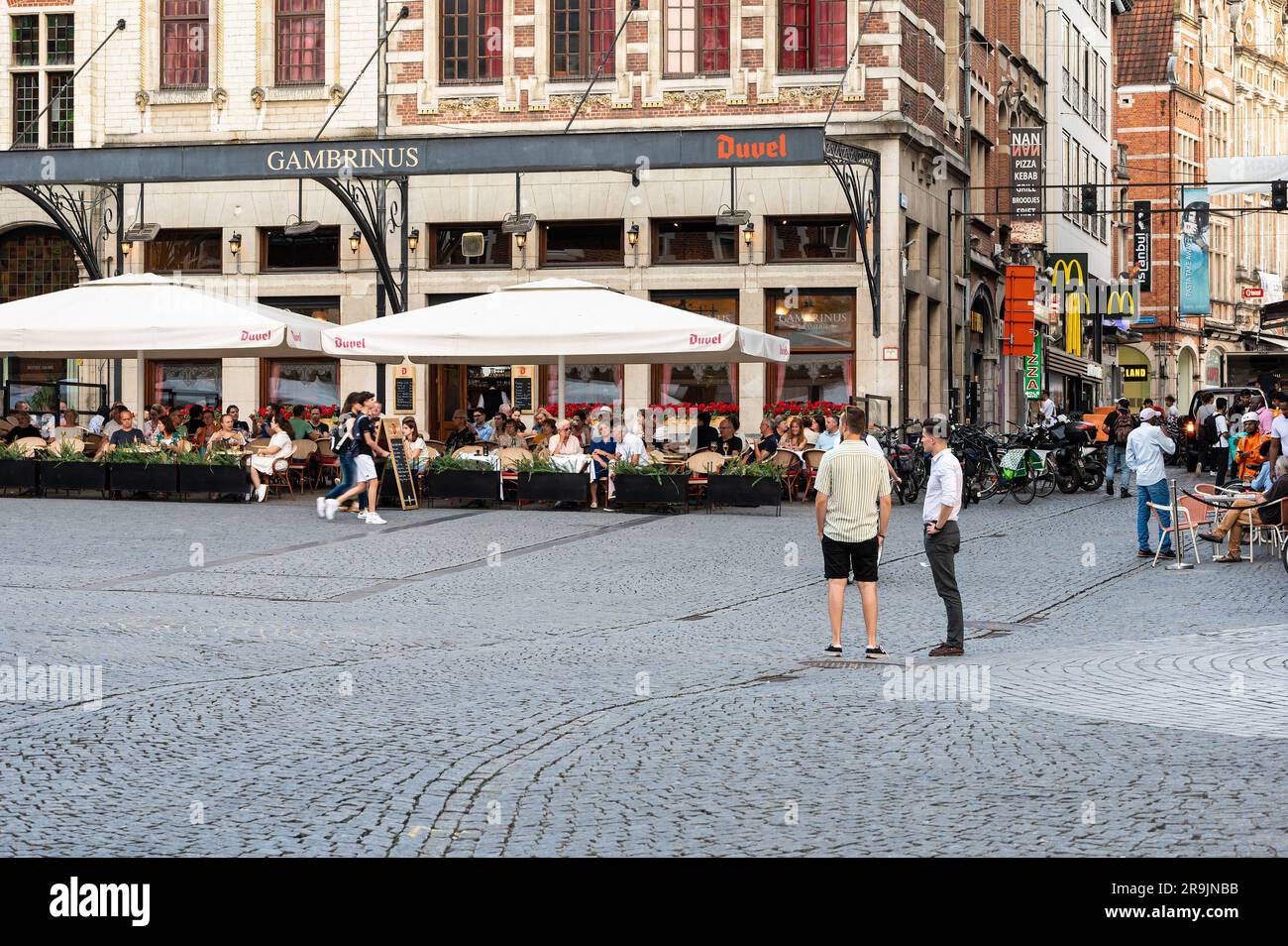 Lovanio, Brabante fiammingo, Belgio, 23 luglio 2023 - bar e terrazze nella vecchia piazza del mercato con gli studenti Foto Stock