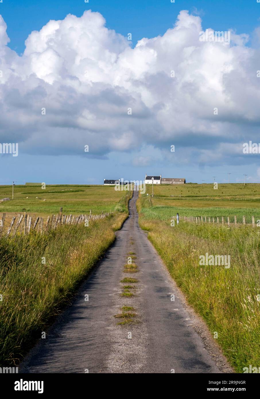 Strada lunga e rettilinea da Balephuil a Balemartin, Isola di Tiree, Scozia. Foto Stock