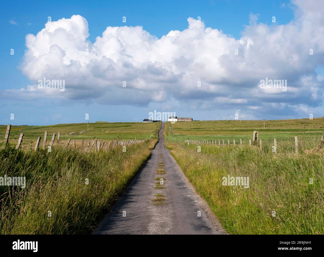Strada lunga e rettilinea da Balephuil a Balemartin, Isola di Tiree, Scozia. Foto Stock