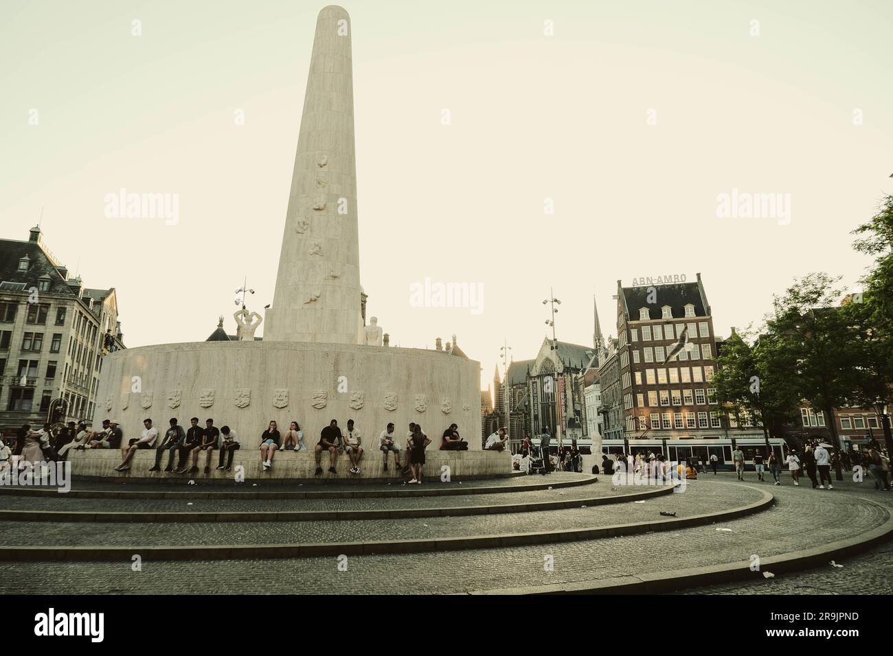 Piazza Dam o Dam è una piazza della città di Amsterdam, la capitale dei Paesi Bassi. I suoi edifici notevoli e i frequenti eventi lo rendono uno dei migliori Foto Stock