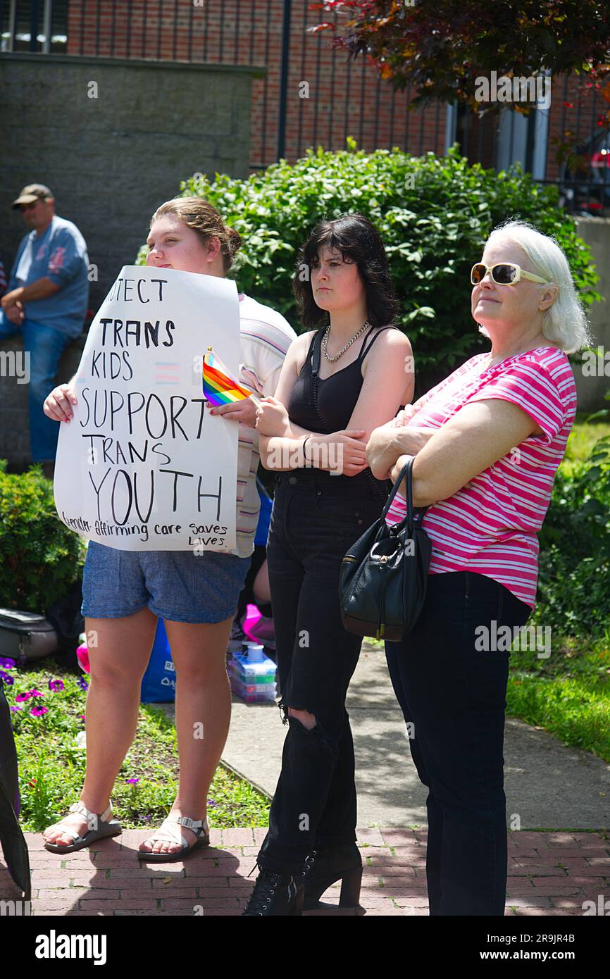 Adolescenti contro il raduno delle mutilazioni genitali, Hyannis, ma, USA (Cape Cod). Manifestanti con cartelli Foto Stock