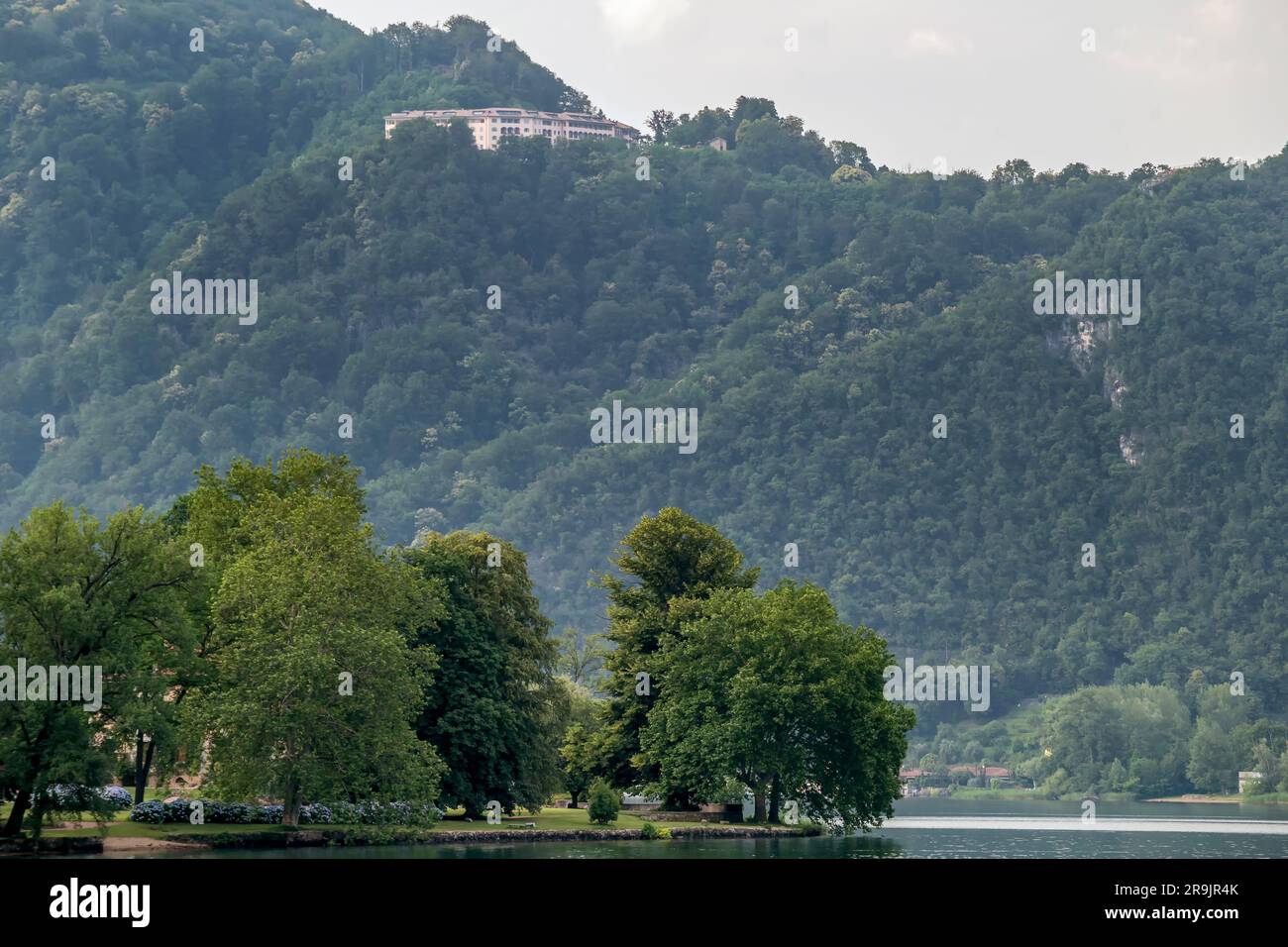 Veduta del Lago di Lugano a Brusimpiano, Italia, con Collina d'oro sullo sfondo, Svizzera Foto Stock