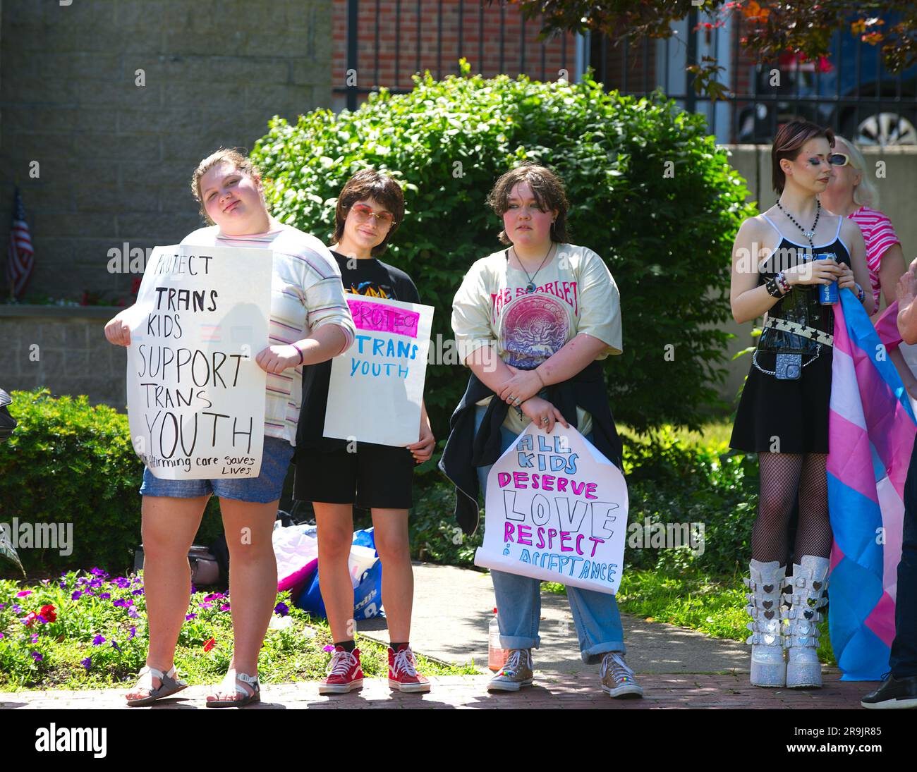 Adolescenti contro il raduno delle mutilazioni genitali, Hyannis, ma, USA (Cape Cod). Dimostranti al raduno Foto Stock