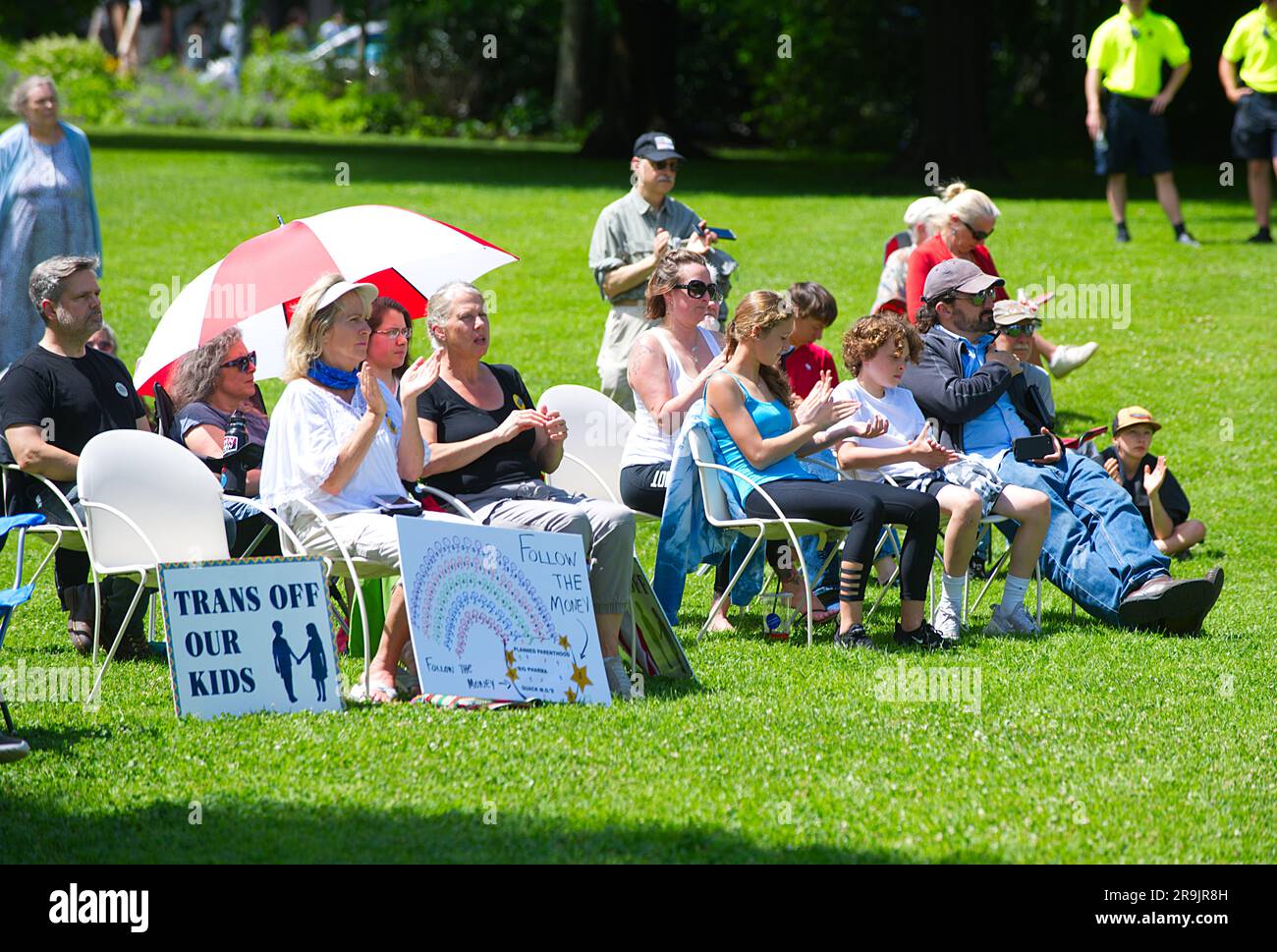 Adolescenti contro il raduno delle mutilazioni genitali, Hyannis, ma, USA (Cape Cod). La folla in prima fila. Foto Stock