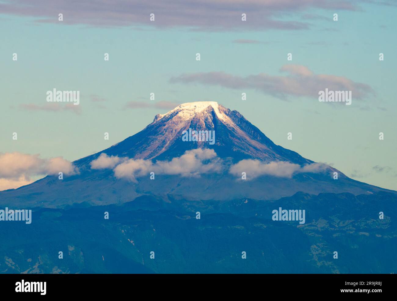 Il vulcano Nevado del Tolima è uno stratovulcano a forma di cono nelle Ande centrali. Colombia, Sud America. Foto Stock