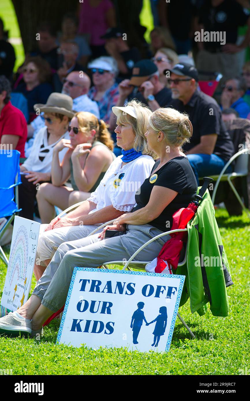 Ragazzi contro il raduno delle mutilazioni genitali, Hyannis, ma, USA (Cape Cod), folla in prima fila Foto Stock