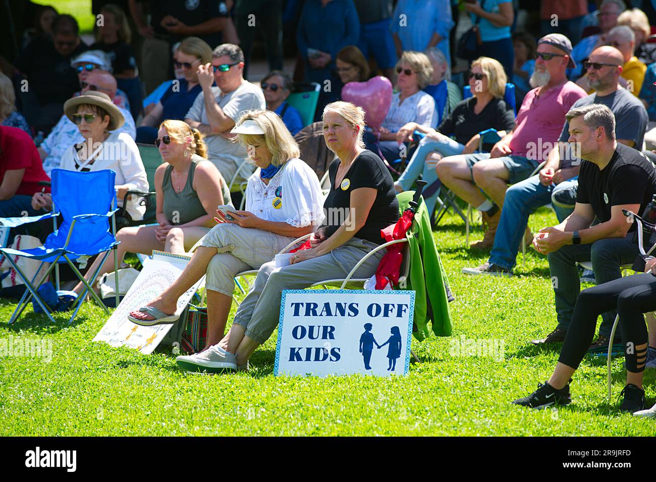 Adolescenti contro il raduno delle mutilazioni genitali, Hyannis, ma, USA (Cape Cod). Pubblico in prima fila Foto Stock