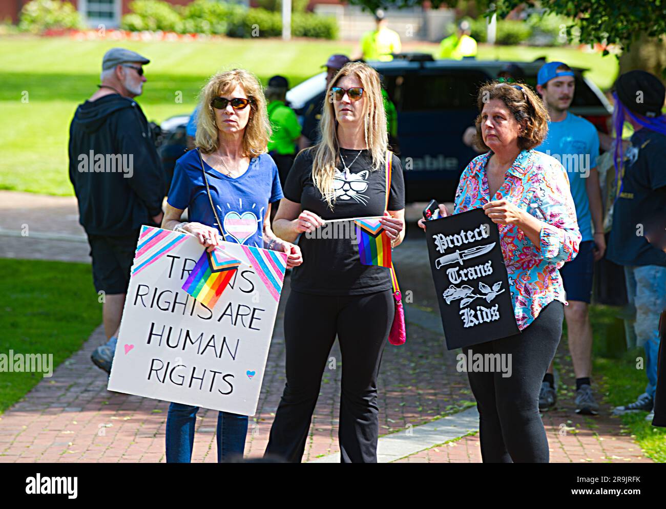 Adolescenti contro il raduno delle mutilazioni genitali, Hyannis, ma, USA (Cape Cod), manifestanti che tengono manifesti e bandiere Foto Stock