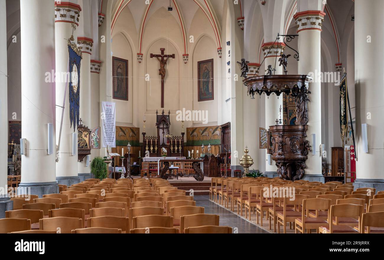 Wichelen, regione fiamminga orientale, Belgio, 16 giugno 2023 - interno della chiesa cattolica di Saint Gertrude Foto Stock
