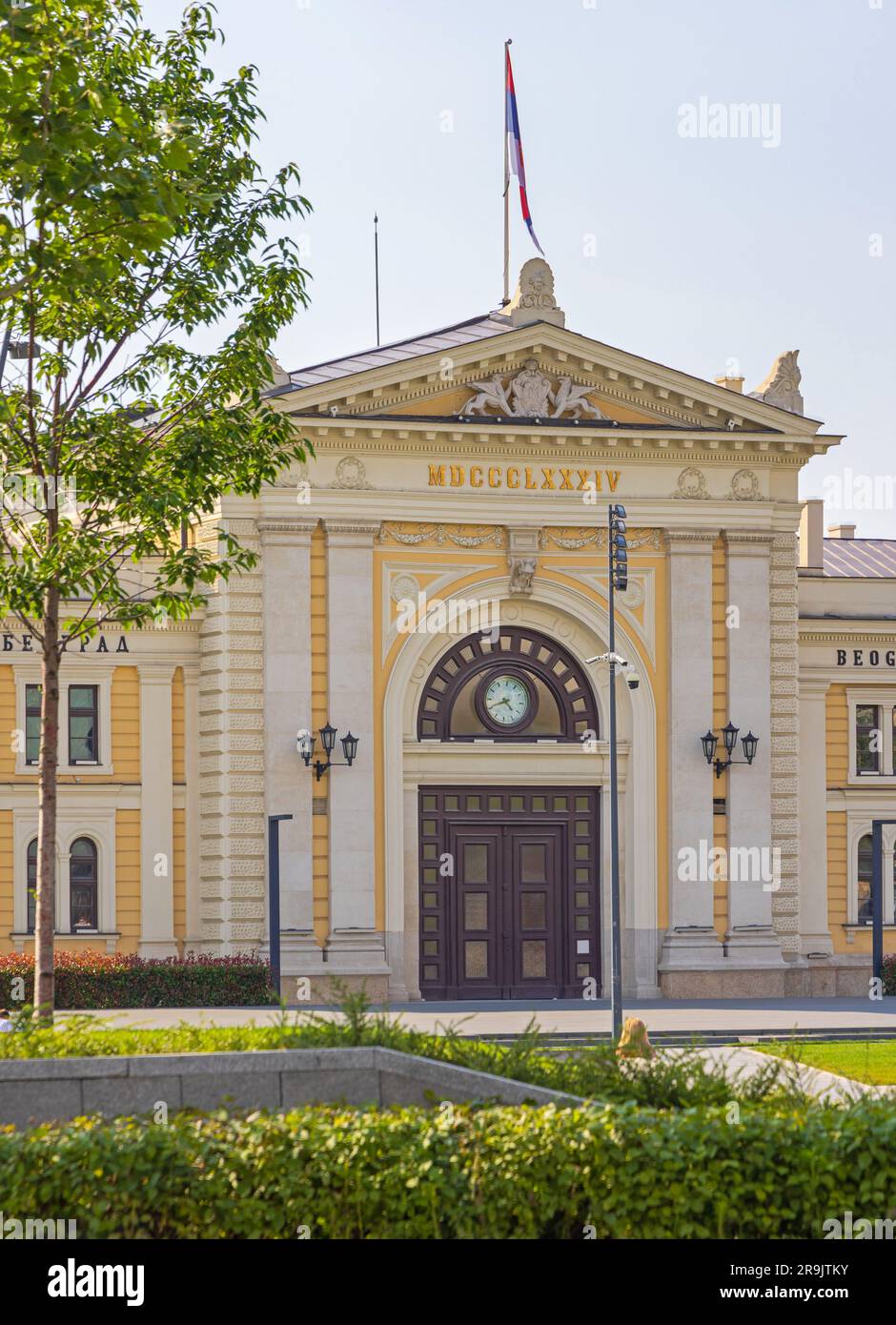 Belgrado, Serbia - 19 giugno 2023: Stazione ferroviaria in disuso costruita nel 1884, monumento storico in stile architettonico neoclassico nella capitale. Foto Stock