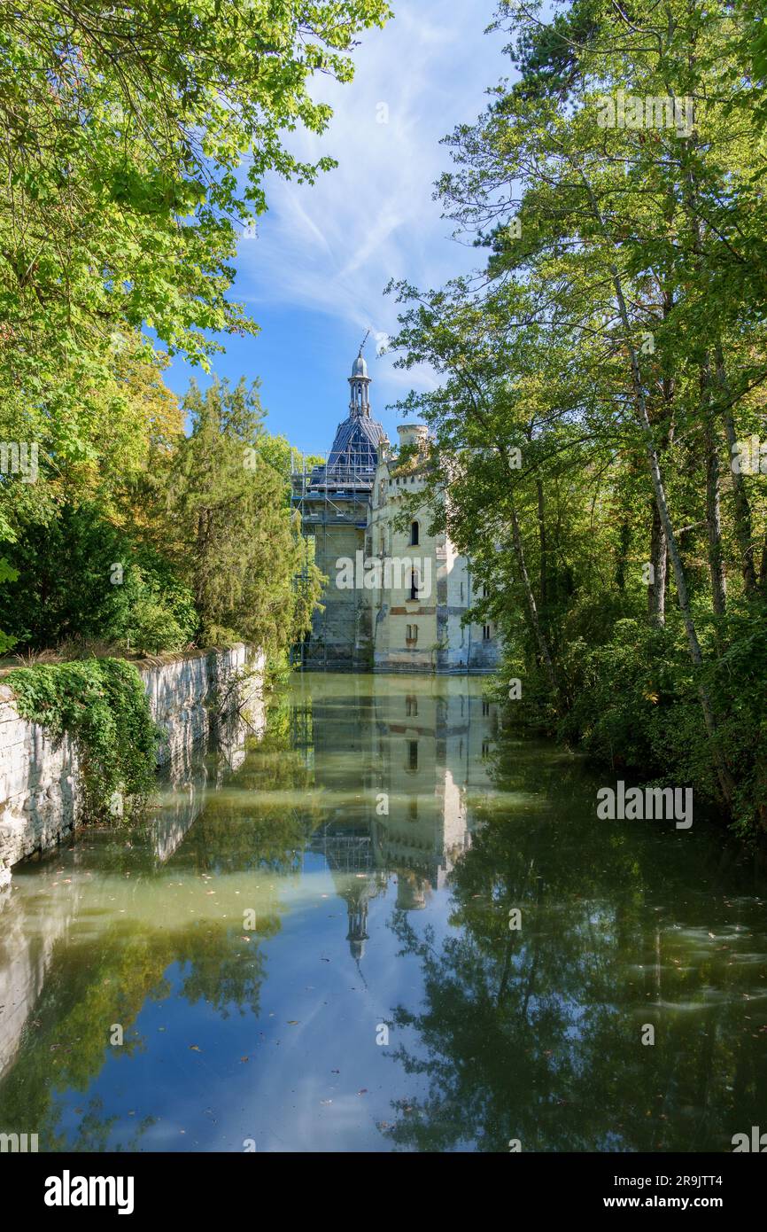 L'incendio danneggiò la rovina di Château de la Mothe-Chandeniers Foto Stock